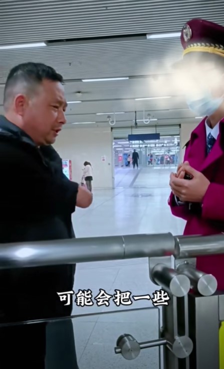 一名無臂男子打算通過殘疾無障礙通道搭乘免費地鐵時卻遭一名工作人員擋著去路,並要求該男子出示殘疾證明。
