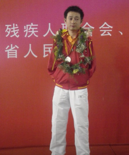 無臂男的身份也被網友找出,他名叫李豐強,8歲時因高壓電擊,骨頭與肉開始腐爛只能截肢,但他身殘志堅,終成為了一名殘疾游泳運動員。