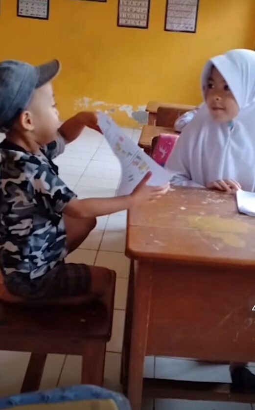 班主任也不希望她因家庭原因而放棄學業,故作特別安排,在班級增加一套桌椅給弟弟。