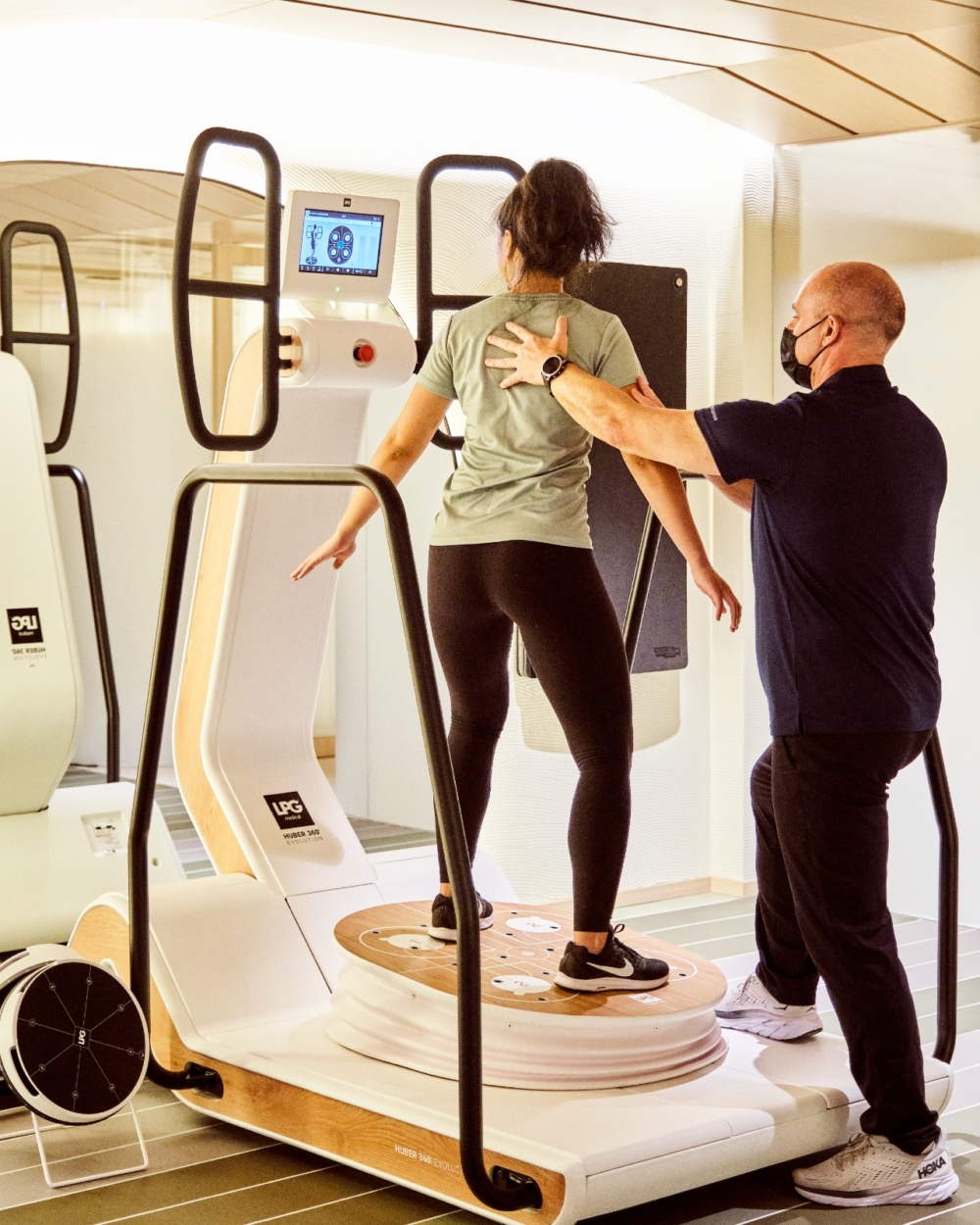 中環店獨有的「HUBER®360神經協調綜合訓練儀器」，有助健身教練了解顧客肌肉的運用，同時針對性提高身體機能、活動反應，對緩解疼痛、復康治療特別有效。