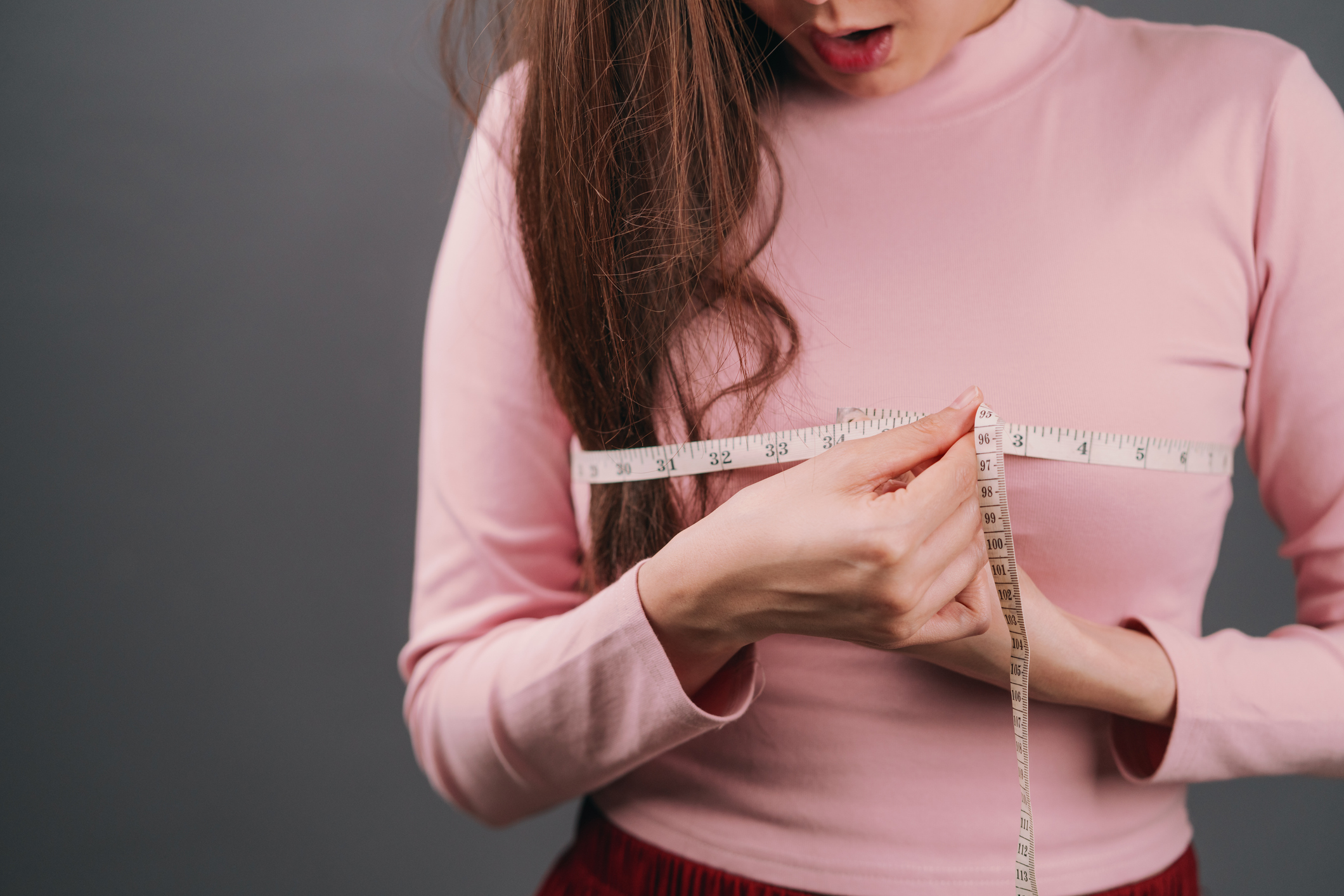 內地27歲女子蘭蘭於2022年在朋友的介紹下前往北京的一間美容整形機構進行豐胸手術,該機構表示他們擁有最新的科技,「不用開刀,不用填充假體,20分鐘就能讓胸部變大。」