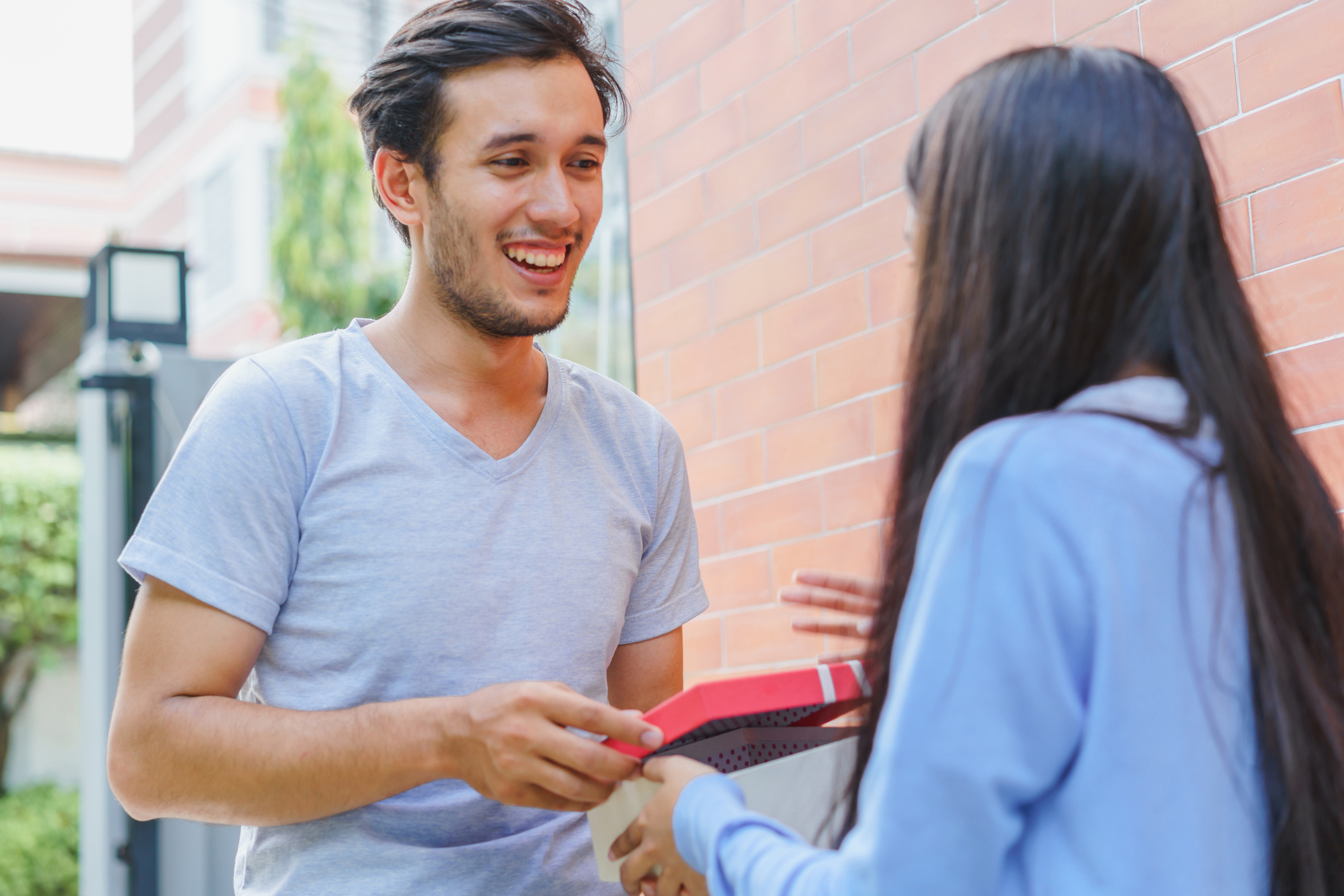 江蘇大學生自上個月起就發現無時無刻身邊所有的異性都非常喜歡他，覺得自己是全校最帥的「男神級別」。