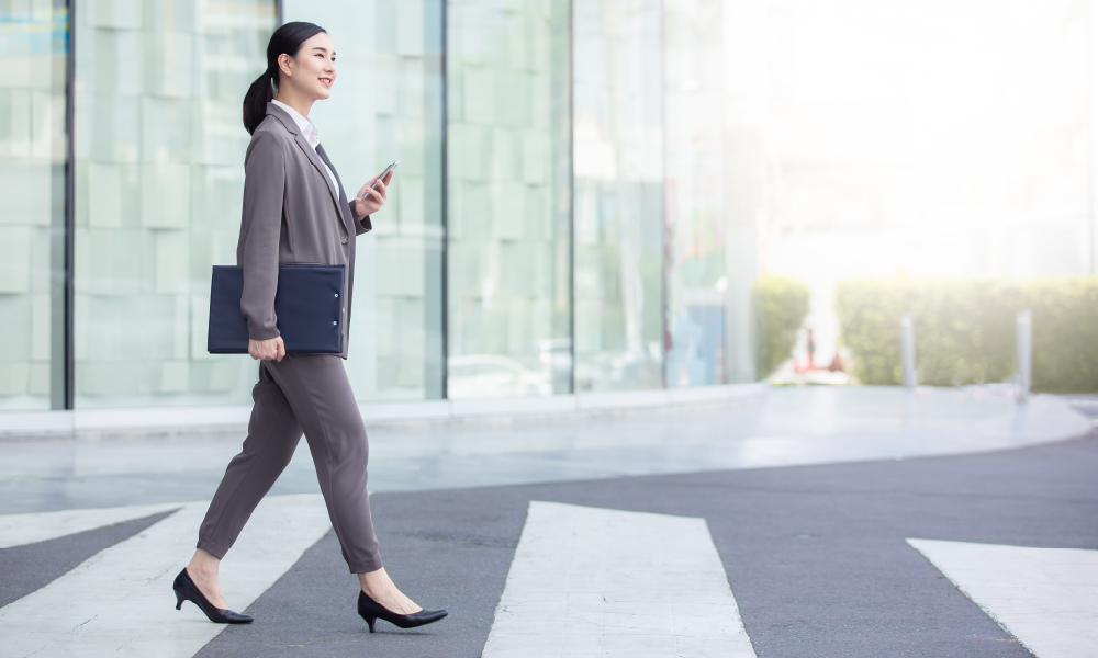 Plenitud倍樂成人舒爽墊纖薄貼身設計,使用後超薄無感,還有超柔軟親膚綿柔表層,好似內衣般呵護敏感部位,減少肌膚刺激,就算著貼身褲都不現形及舒適自在。更重要是,加入獨有 Dry-touch 高分子吸收芯, 18 倍吸量、50 倍乾爽^,快速鎖住尿液,避免回滲,真正的又薄、又吸、又乾爽!