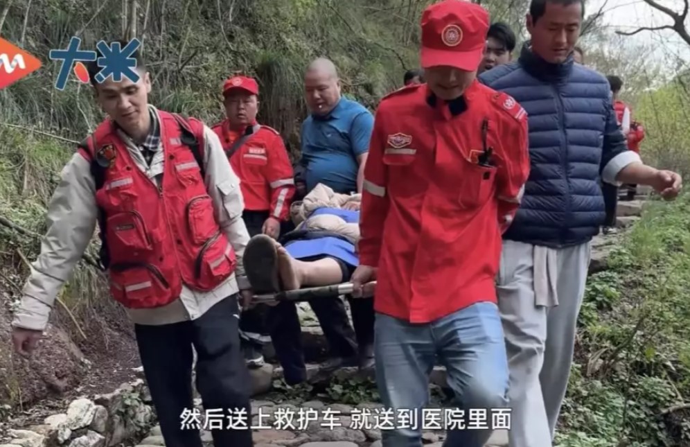 經過22小時的努力,救援隊最終在山上找到了爺爺。