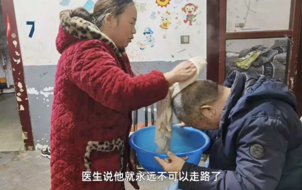 湖南岳陽男子嚴重車禍，導致癱瘓，為了不拖累妻子的生活，於是決定對妻子提出離婚請求。