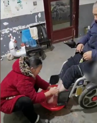自從丈夫癱瘓後，整個家庭只能依靠李三星一人撐起。