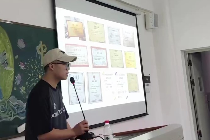 劉沫言曾在2020年高考後病情復發,發現腫瘤發展更大,雖然被迫休學兩年,但他未曾放棄過學業。