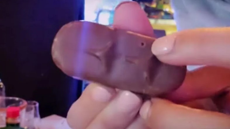 事主發現朱古力上面有一個不明顯的詭異小洞,懷疑這塊朱古力曾被人用細小的針筒注射了不明物質。