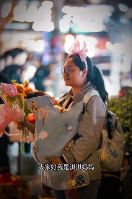 一名記錄生活的KOL在街邊看見了一位女子獨自站在路邊擺檔，經詢問後得知而懷裡抱著的是她患有重度腦癱的二女兒。