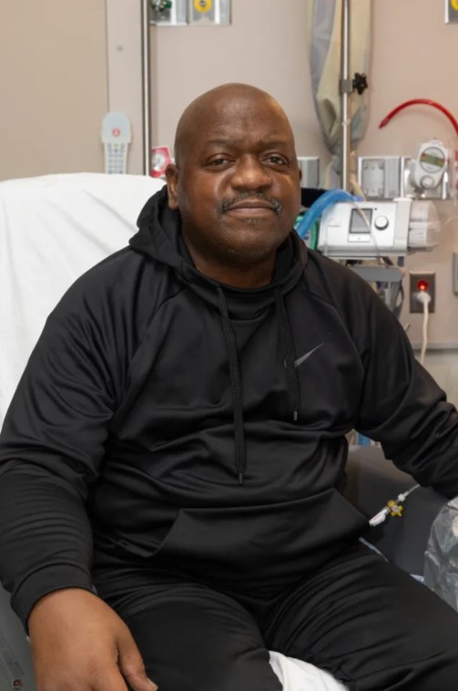 62歲的Richard Rick Slayman是一名患有2型糖尿病、高血壓以及腎病患者，他在2018年時曾進行了人體腎臟移植手術，但過了5年，移植的腎臟再次出現衰竭跡象。