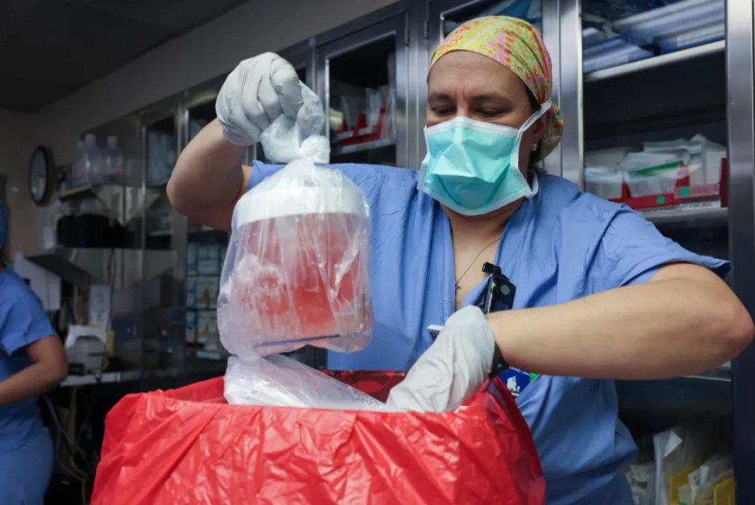 Slayman接受了經過69處基因改造的豬腎移植手術，成為全球首例接受「基因豬腎」移植的活人。