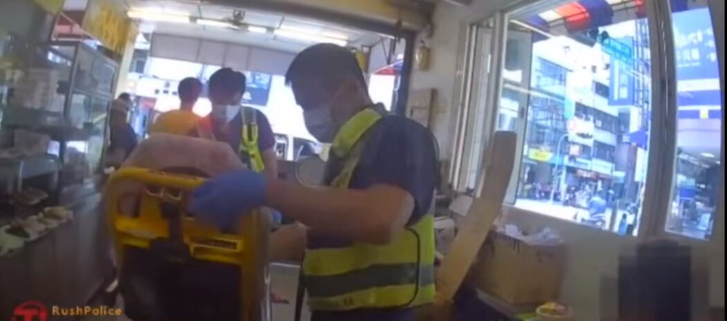 在救援人員到達後,經初步檢測推斷該男子處於低血糖狀態,於是馬上對其進行葡萄糖補充,並馬上送至醫院治療。