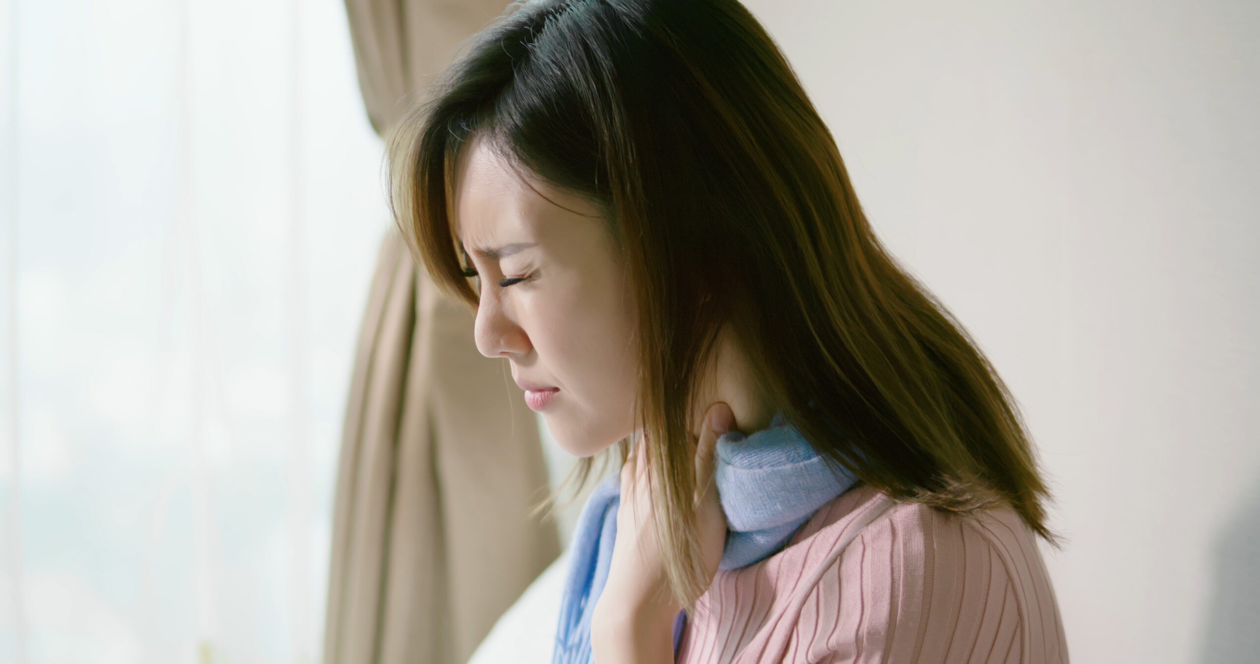 喉嚨痛是指咽喉出現疼痛、刺癢等感覺,而當患者吞嚥或飲水量不足時,這些症狀會加劇。