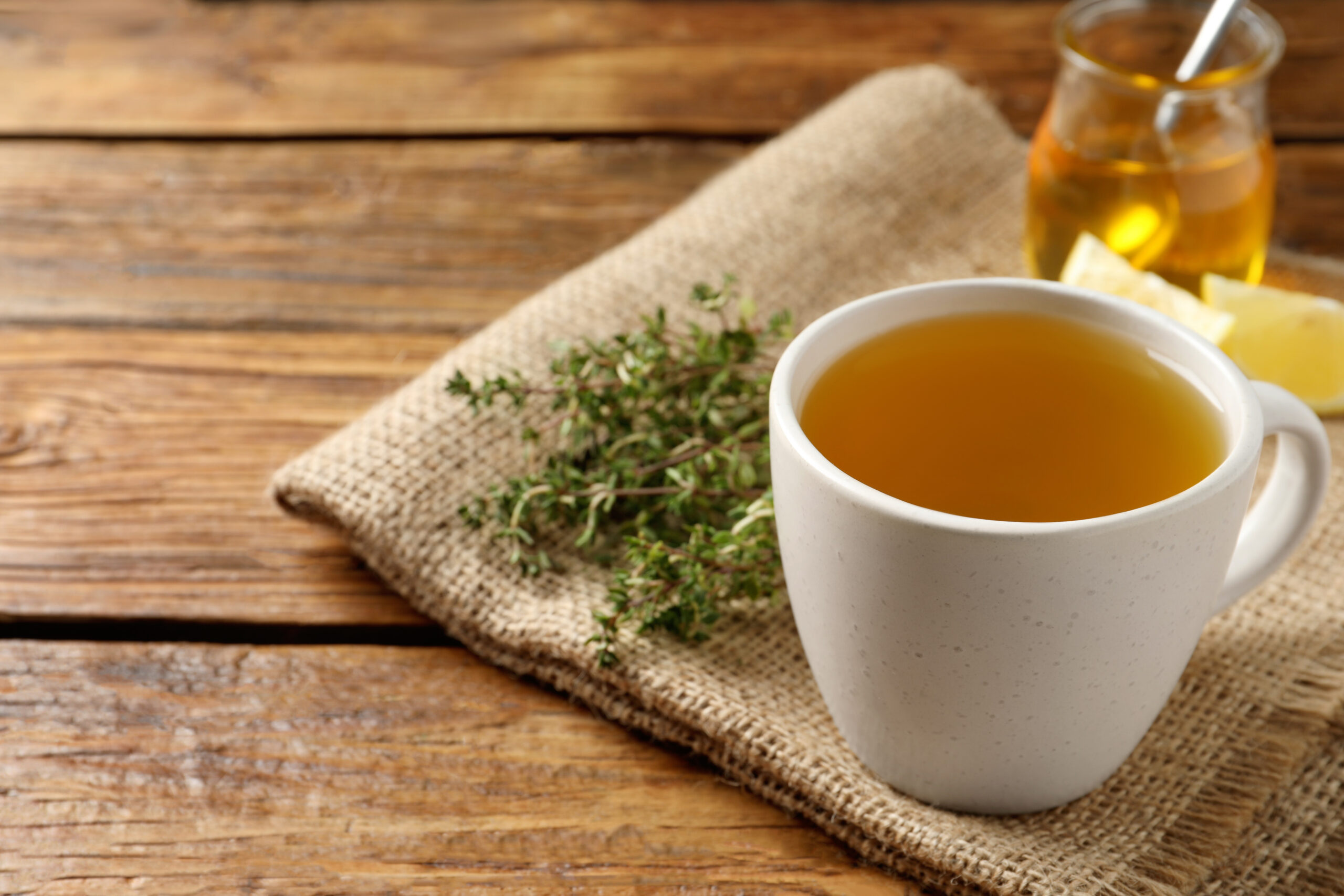 我們可以通過適當的飲食來舒緩不適感,如綠茶或蜂蜜水。