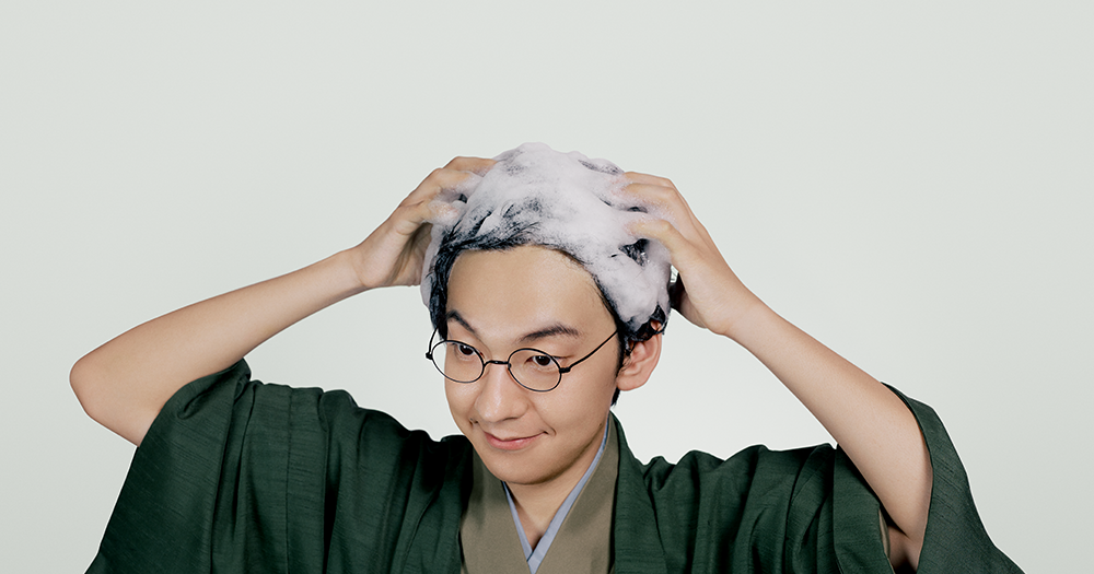 MARO頭皮髮根深層潔淨防脫洗頭水用法比一般洗頭水更簡單，只需直接倒於微濕的頭皮上，輕輕按摩，就能產生大量泡沫，將堵塞於毛囊內的油垢角質浮出，從根源淨化頭皮，達至減少脫髮、去屑除味。洗頭後，會感到頭髮即時變得蓬鬆，髮量感Up！