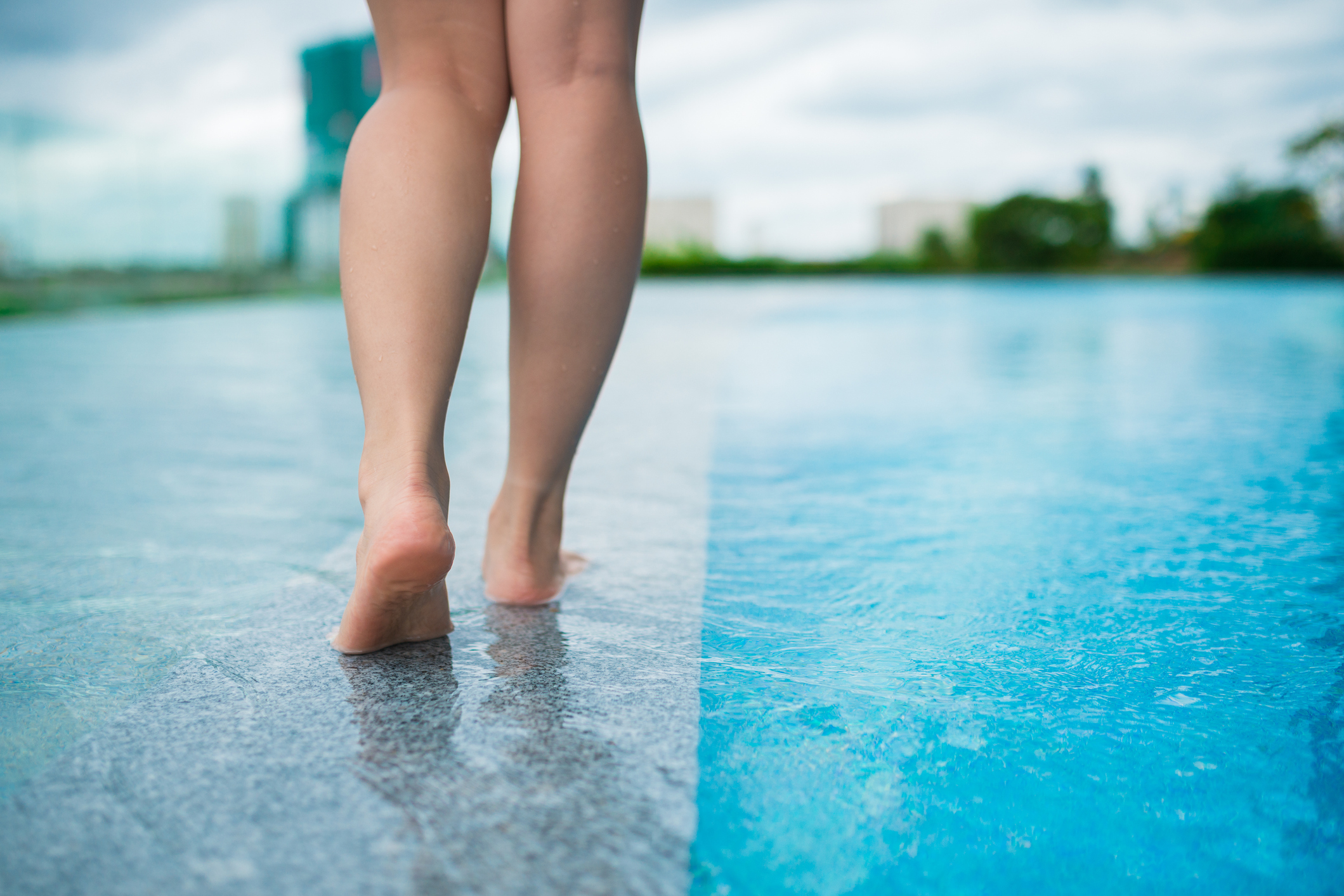 由於疣是由HPV所引起的，因此它們非常容易的通過接觸傳染，尤其是泳池要格外注意。