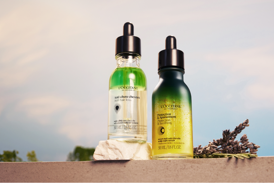 配合草本療法頭皮舒緩健髮精華(圖右)使用,有助鞏固髮根。令頭髮更有彈性、更有光澤、更健康。內含蠟菊精華油、精胺酸、維生素E、維他命B5多種成分,質地輕盈不油膩,草本芳香,在按摩頭皮時帶來舒適的感官體驗。