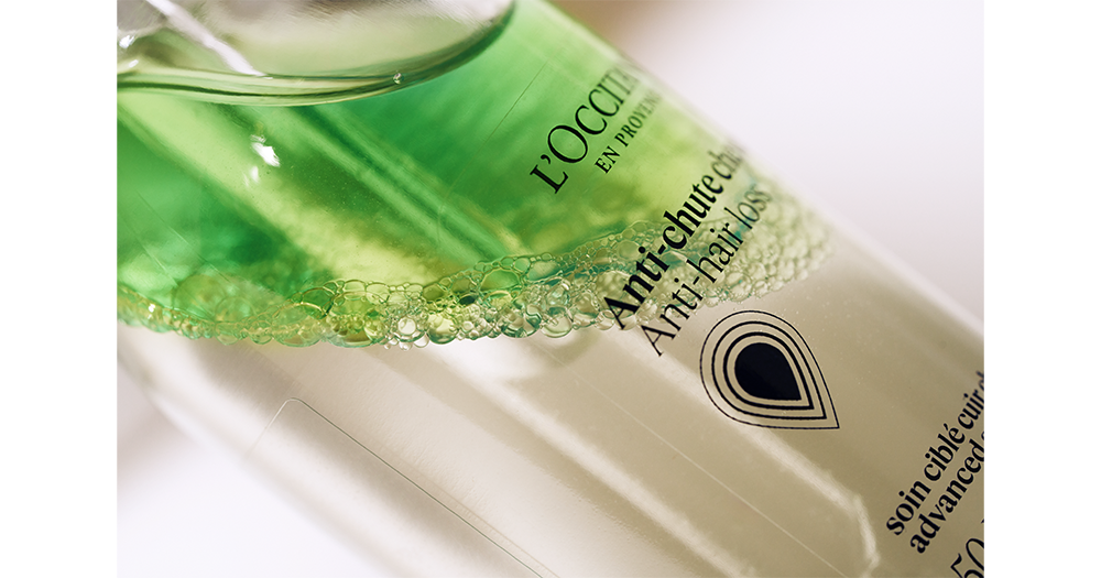 L'Occitane草本療法防掉髮頭皮護理精華質地輕盈,天然草本精華油配方帶清新草本芳香,而且易被頭皮吸收,只要將滴管份量(2泵,約2ml)置於潔淨濕潤頭皮上以指腹打圈按摩至完全吸收,即可發揮防掉及再生作用。