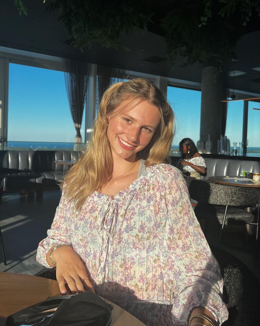 加拿大游泳選手Summer McIntosh,今年只有17歲,是游泳天才少女