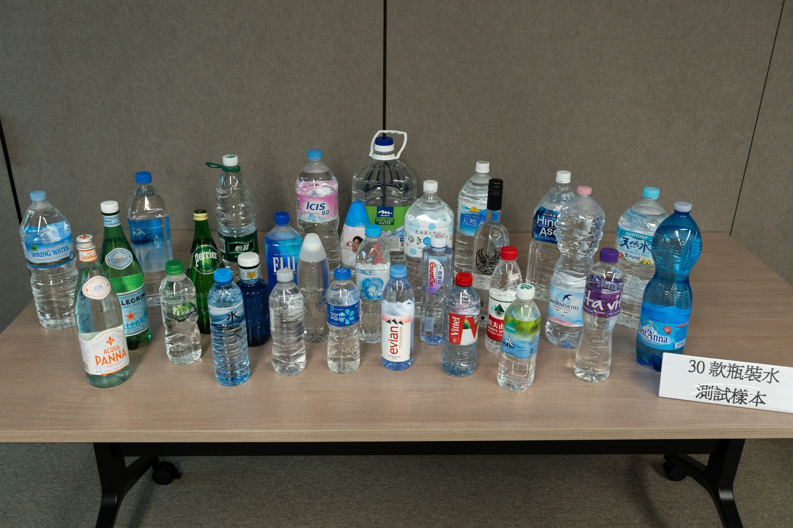 消費者委員會測試市面上 30 款瓶裝水樣本，沒發現有害物質超出世衛的相關準則值，所有樣本可安心飲用，惟部分產品的性價比差距大！