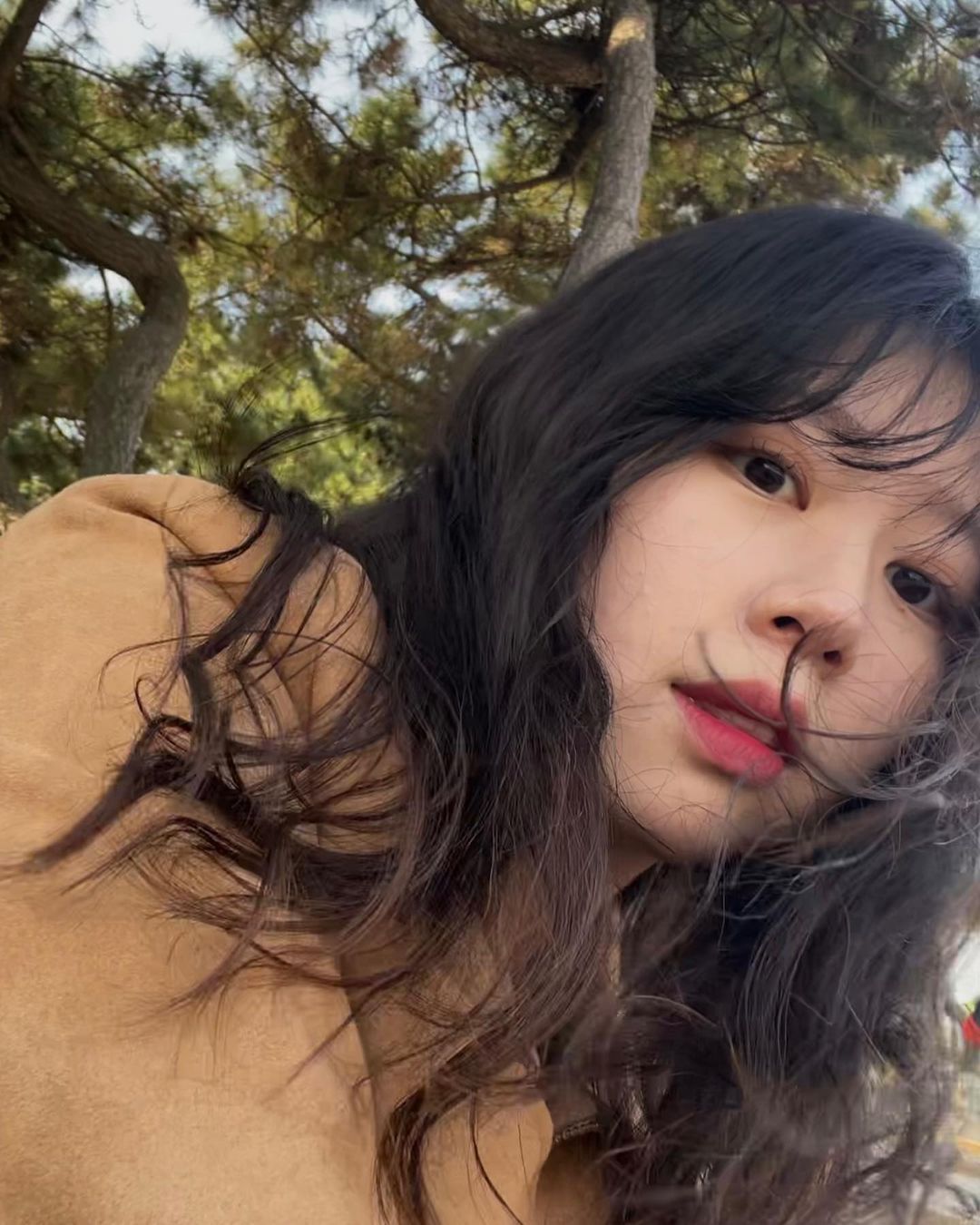 林是見臉圓圓又可愛,被譽為「小全智賢」,散發著甜美的魅力,吸引眾多粉絲。