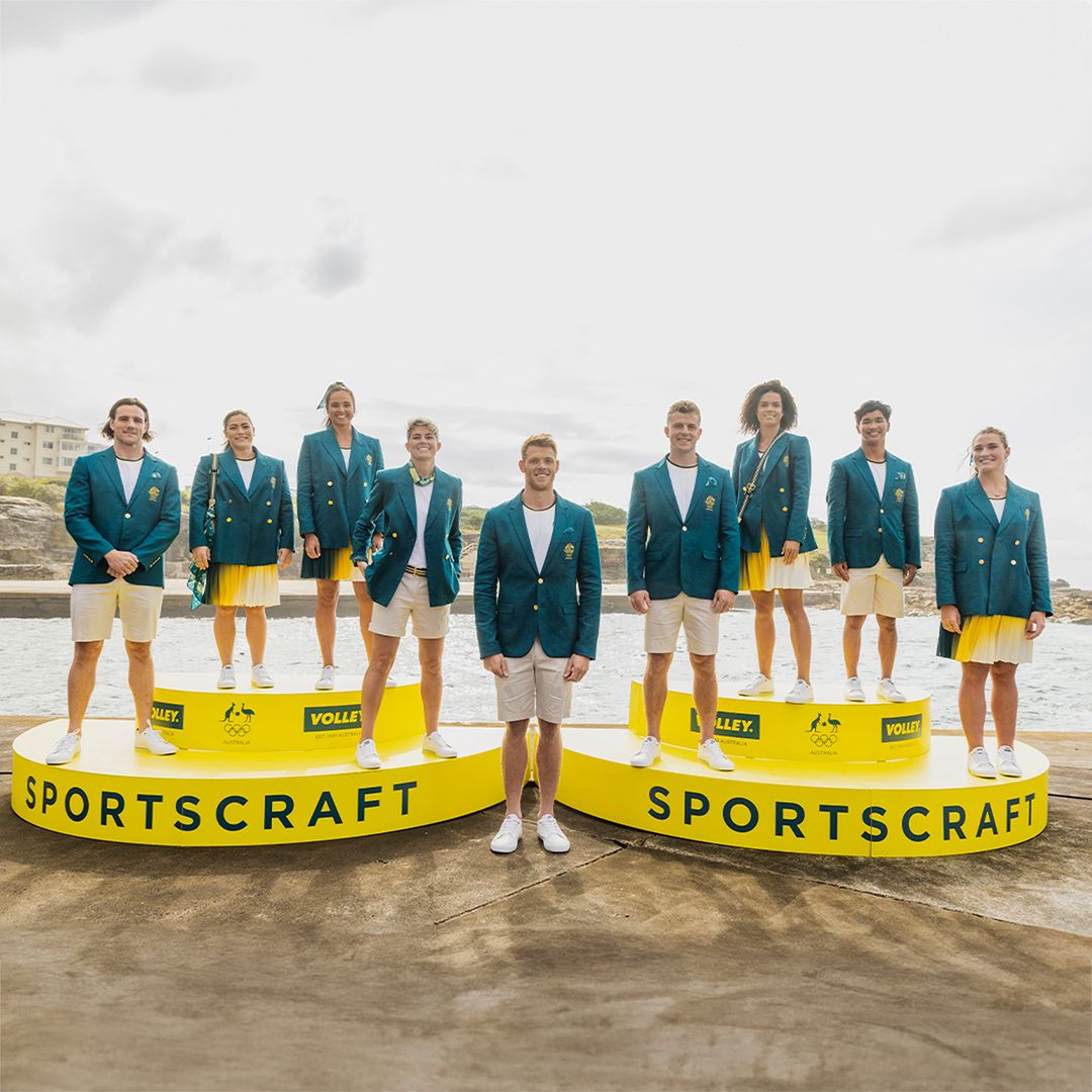 澳洲代表隊隊服以綠色西裝外套搭配金黃漸變T恤、百褶裙和短褲，靈感源自巴黎日落美景。