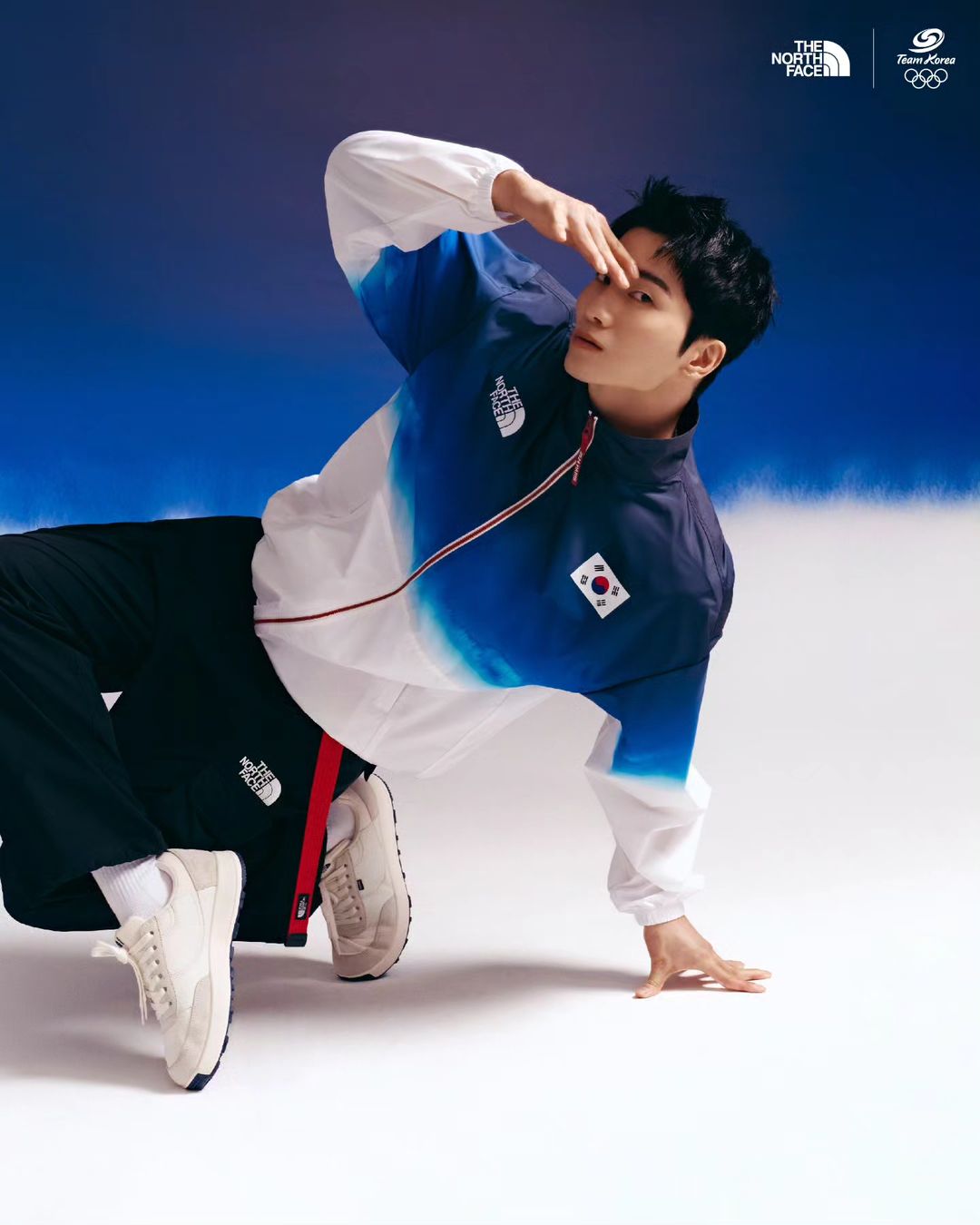 搭配紅色滾邊的黑色運動褲，呼應了韓國國旗的配色。