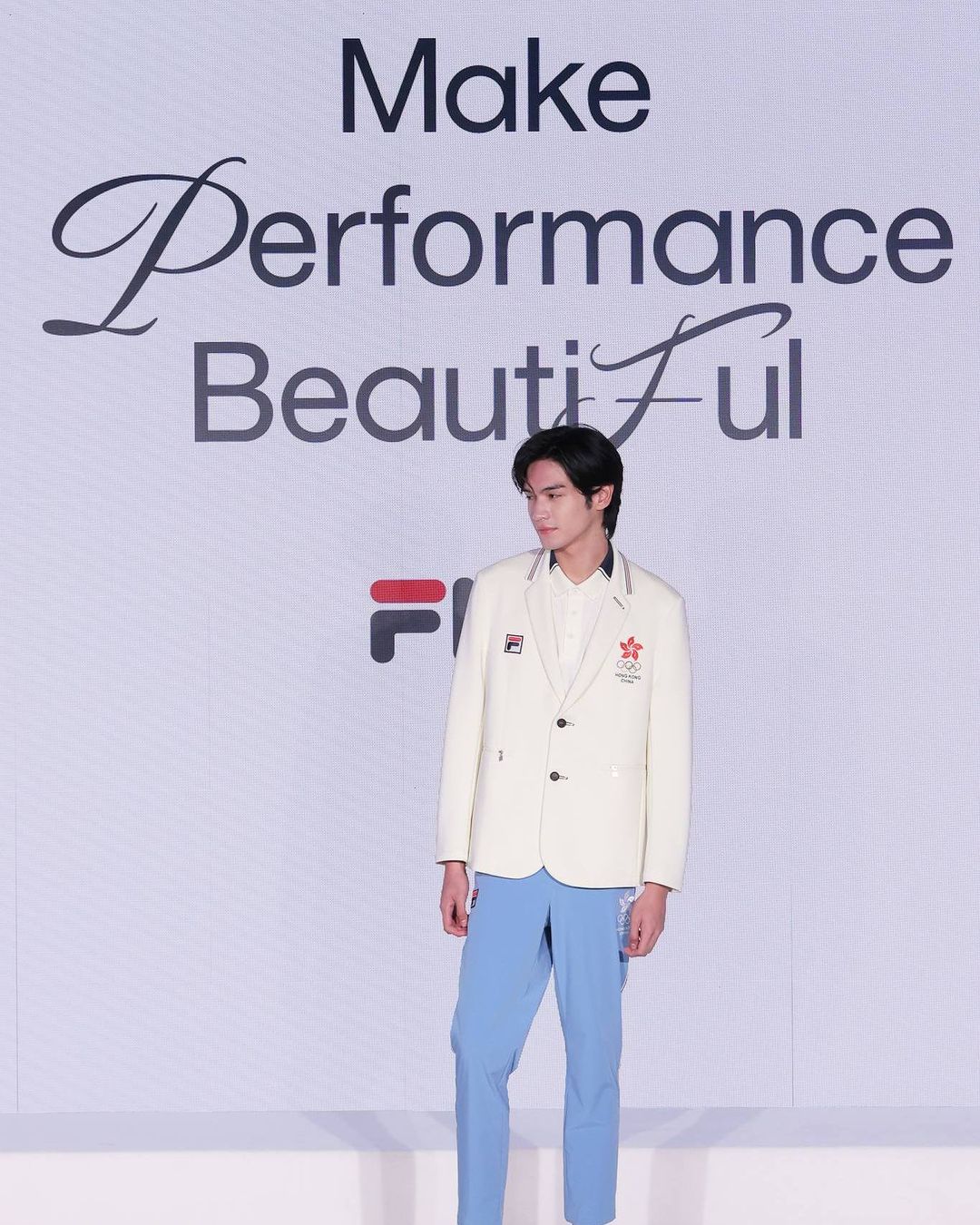 開幕及閉幕禮服是象牙色上衣外套、配淺藍色長褲，簡潔大方。