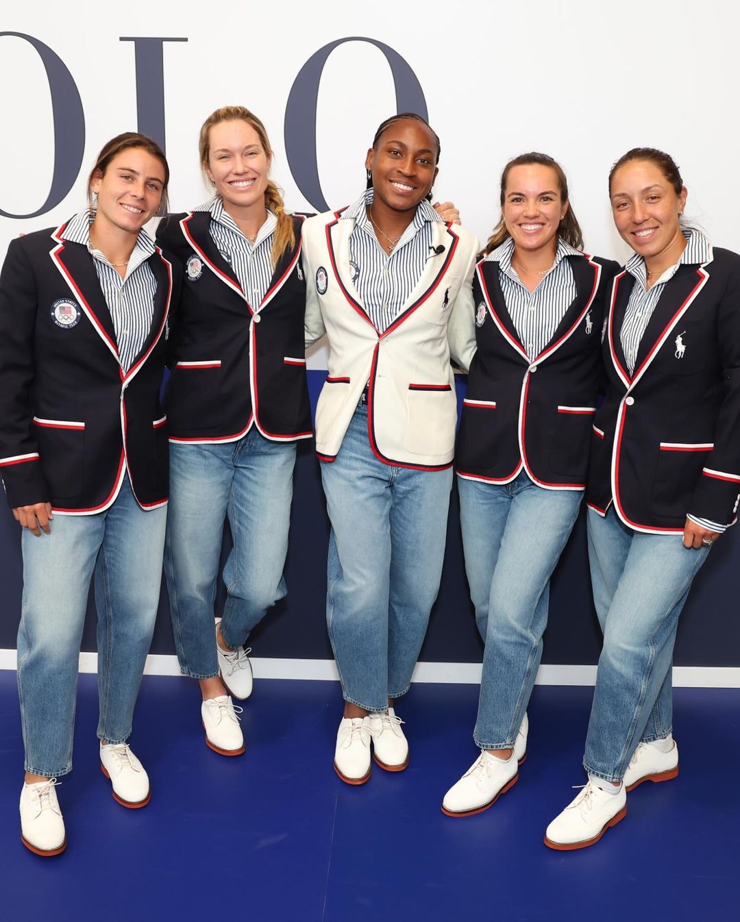 美國代表隊隊服則以美式學院風格，西裝外套為深藍色主調，配以紅白相間的邊飾。內搭經典條紋襯衫，下著則搭配牛仔褲，展現了美國自由率性的風格。