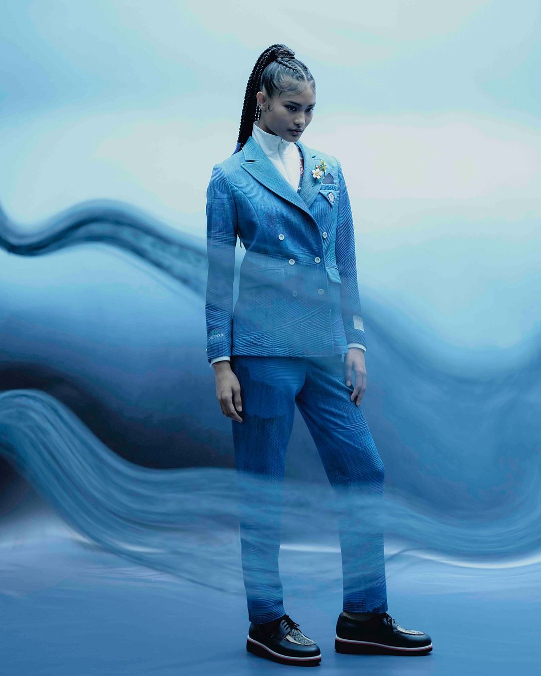 服裝選用當代藝術家江賢二的畫作《台灣山脈》作為印花