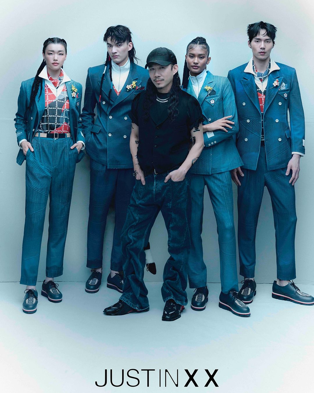 設計師周裕穎以中華奧林匹克會徽原色為基調，將山、海、城、原等元素融合為視覺概念。