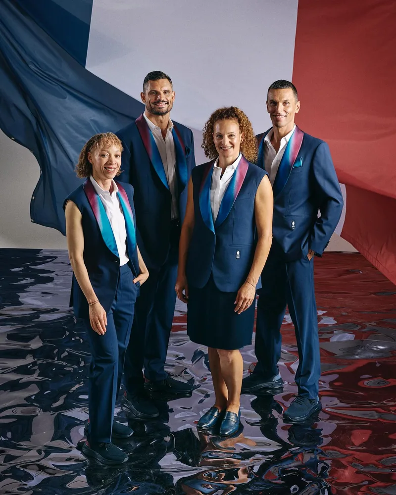 整套服裝包括燕尾服、西裝背心、襯衫、領帶、皮帶和鞋款，以深藍色為主色調，融入法國國旗的紅、白、藍色細節。