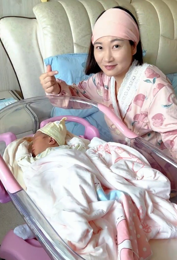 王暖暖17日發布影片報喜,「終於盼來了我的皮夾克,母子平安!」