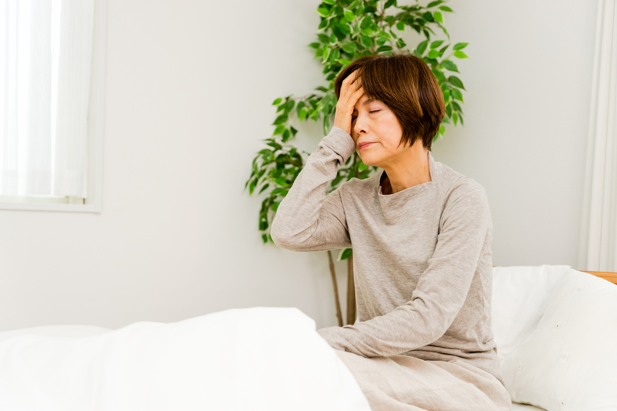 睡覺前先調暗光線或聽一些輕柔的音樂,把手機放下,如果失眠情況嚴重可喝一杯熱牛奶。這些方式可以幫助放鬆肌肉,令人更易入睡。