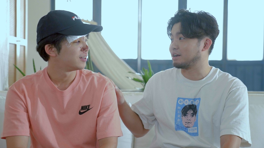 許賢有一次發阿康脾氣，「我覺得他（阿康）在偷懶，然後我就罵了他（阿康），就是我處理的事情難那麼多，我只是叫你溫習，本書在你前面就溫吧，就是這麼簡單，為什麼你做不到呢?」