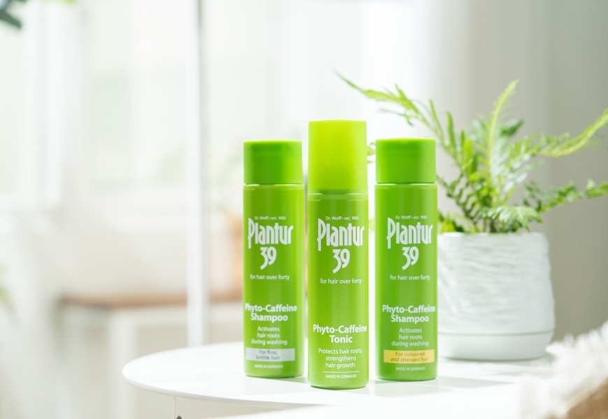 Plantur 39植物與咖啡因養髮精華液(中)含有活性咖啡因成分與天然的活性草本植物成分,能夠快速滲透頭皮及頭髮,並形成長效活性成分庫,長時間持續有效,特別是植物活性成分能夠滋養及保護頭皮;同時配合植物與咖啡因洗髮露 - 幼細脆弱頭髮(左)或植物與咖啡因洗髮露 - 染燙及受損頭髮(右)共同使用,效果將會更好。