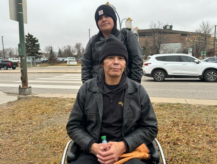 48歲的Jason Kennedy因右腳疼痛和出血於上個月23日前往加拿大曼尼托巴省溫尼伯市的Seven Oaks General Hospital求診,醫生認為他右腳感染了嚴重的骨髓炎,感染已經從右腳趾擴散到全身,因此需要轉院進行截肢手術。