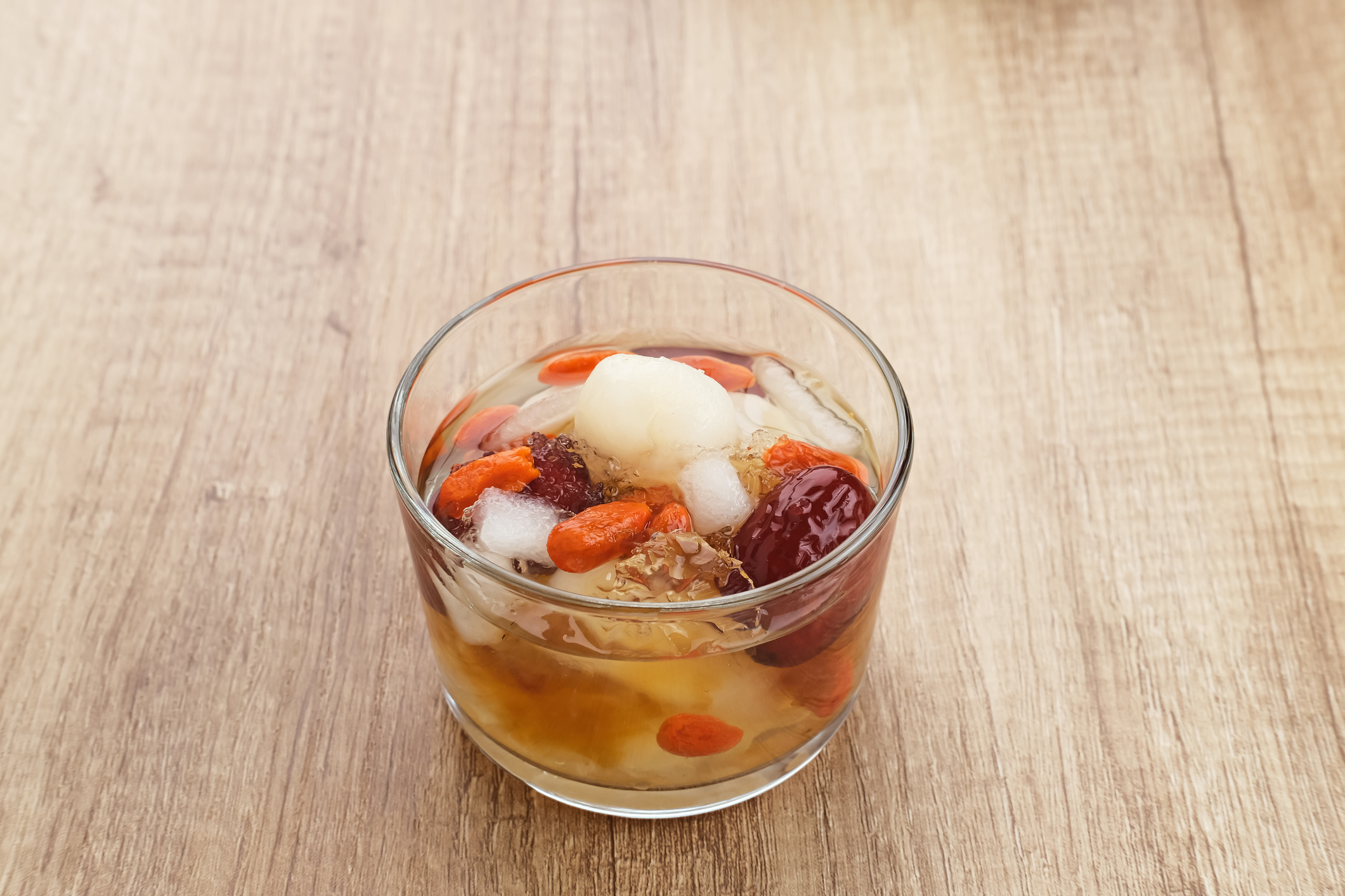 冰糖雪梨燉桃膠做法。