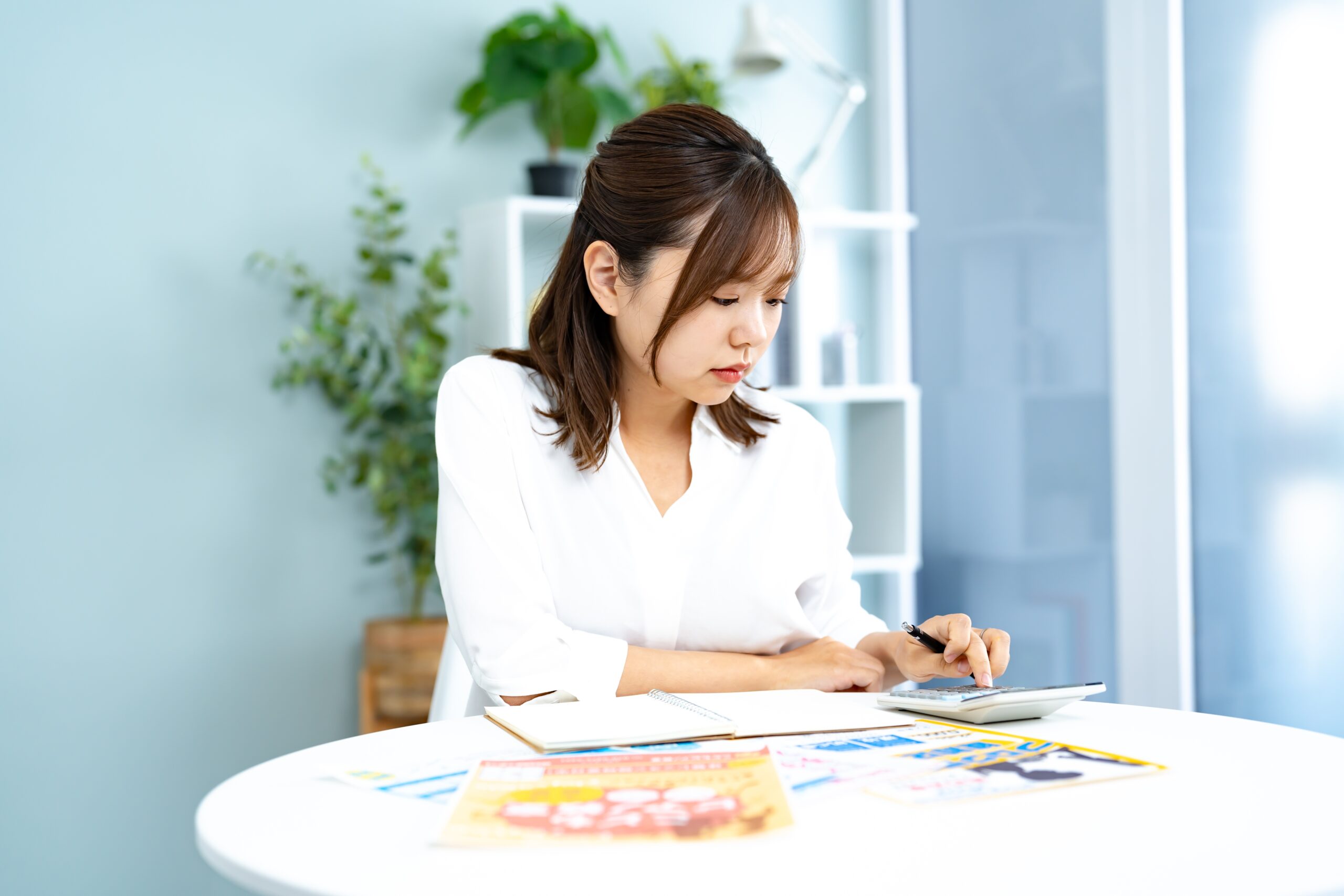 照顧者可考慮自己及家人的經濟需要，並認識各項津貼及細則。