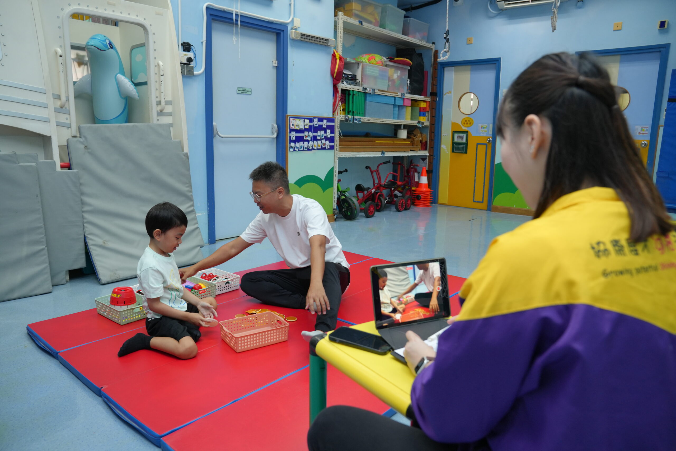 卓亨的轉變令爸爸十分驚喜，由最初背對爸爸，慢慢到後來願意接受爸爸與他一起玩耍，爸爸坦言「絕對是會感動的」。