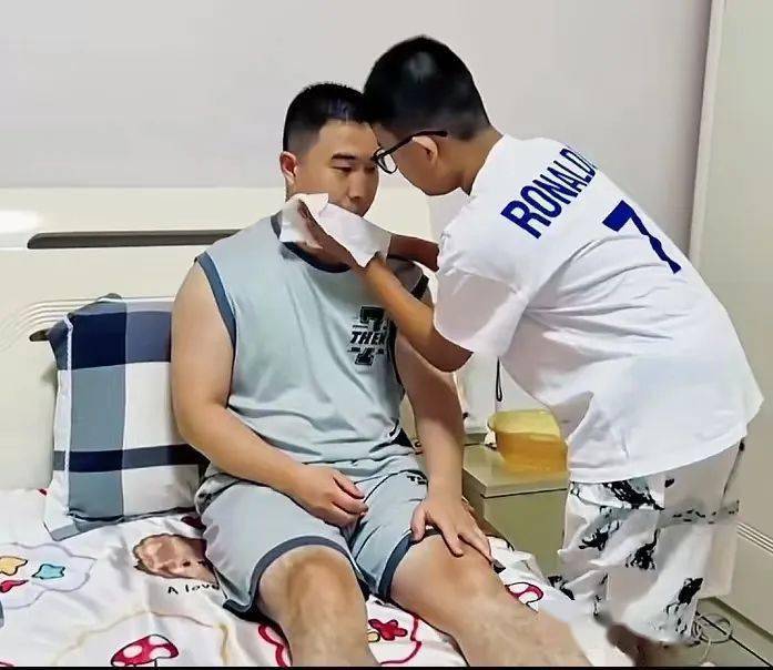 為了24小時貼身照顧丈夫，孫蕾放棄了原有的生活，並將過程記錄在網絡上，陪伴對方重新「長大」。而家人亦悉心照顧庫學輝的生活。