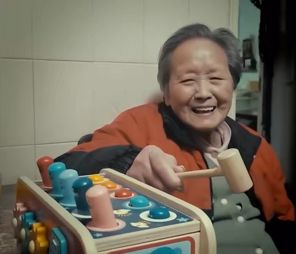 錢瑋蕻平時會和媽媽玩「打氣球」,她認為這是媽媽的一種反應,是臥病在床的母親和她之間充滿歡樂的互動玩具,同時氣球也是她肺部康復鍛煉的工具。