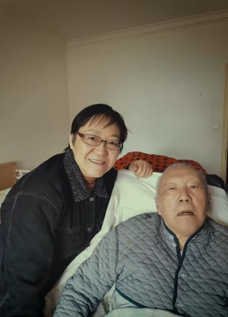 2020年錢瑋蕻的父母一同入住養老院。不過,由於錢瑋蕻不忍父母渴望她留在身邊的眼神,因此決定重新將父母接回家。