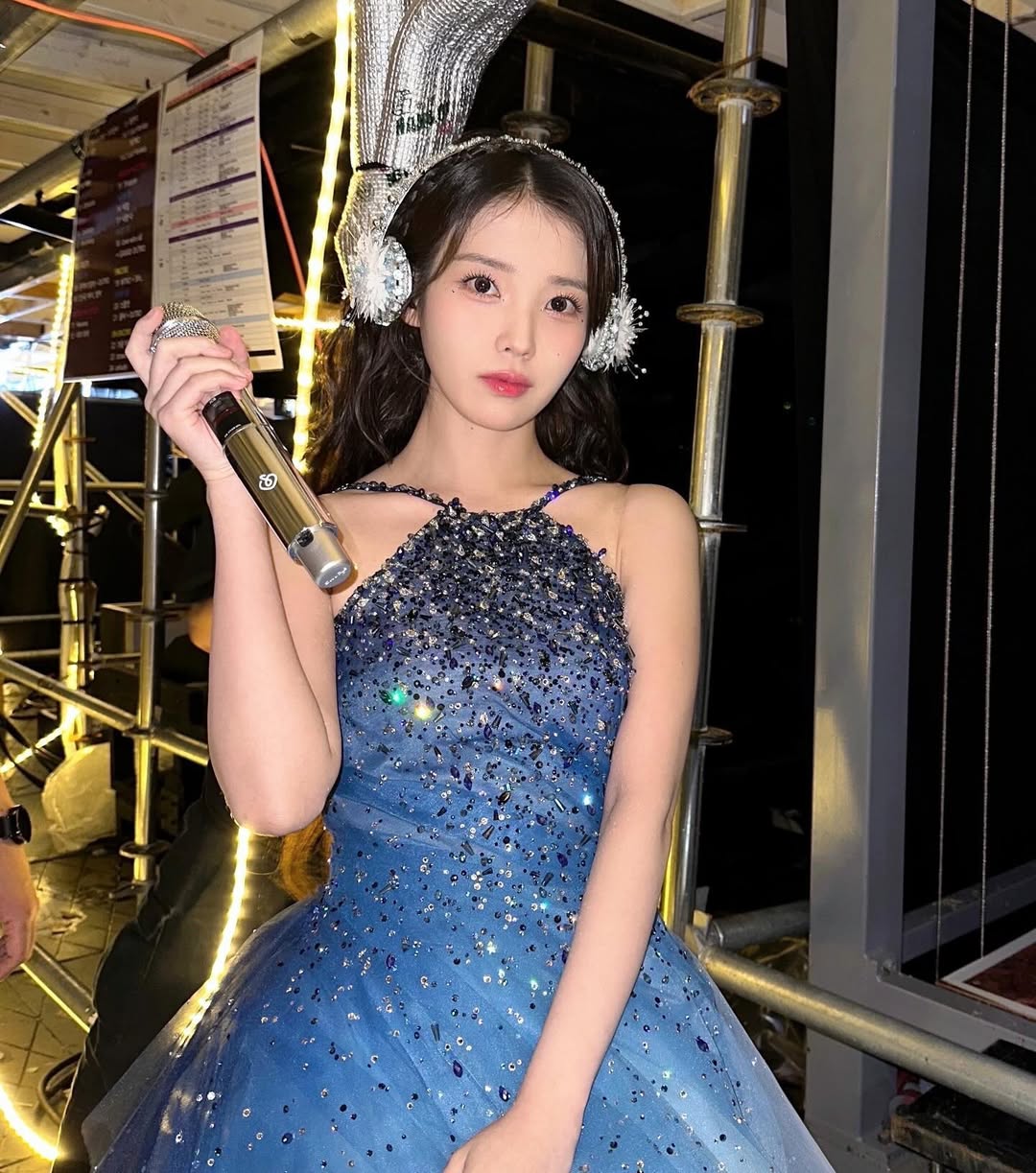 IU指自己患上一種對蚊子過敏疾病,「被蚊子咬過的地方會大面積擴散,變得紅腫,甚至出現嚴重的水泡和腫脹,尤其是臉部經常被咬,常常留下疤痕。」