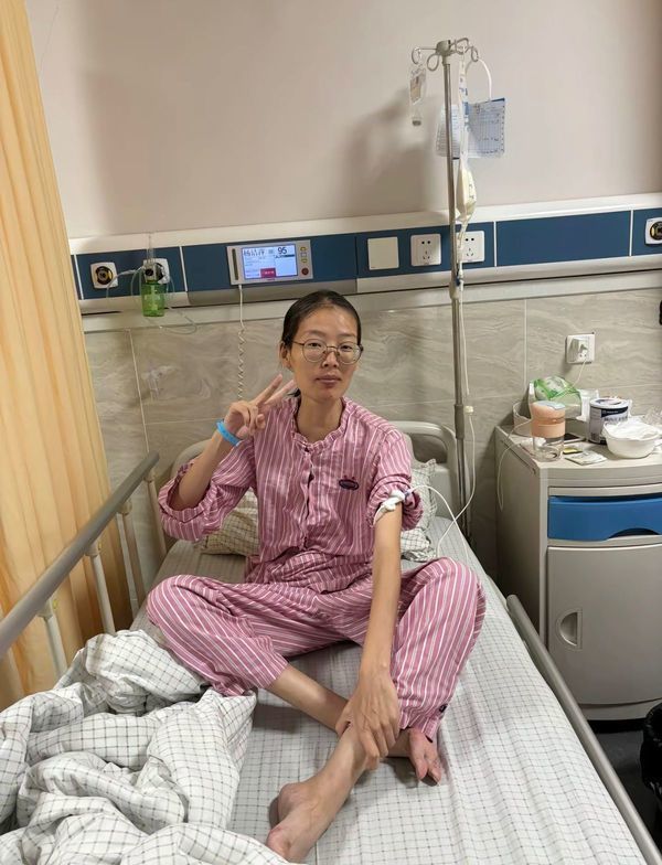 由於家庭環境欠佳，導致一家生計全由她與年老的嫲嫲獨力支撐。