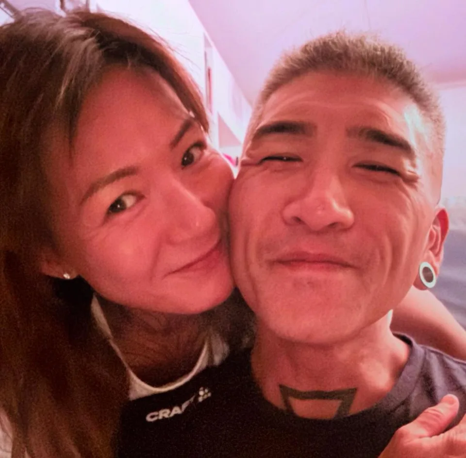 盧巧音老公、樂隊Kolor主音蘇浩才(Sammy),4日社交平台發文透露,起身時左耳突然失聰,並搞笑表示以為係畀「耳屎塞住」