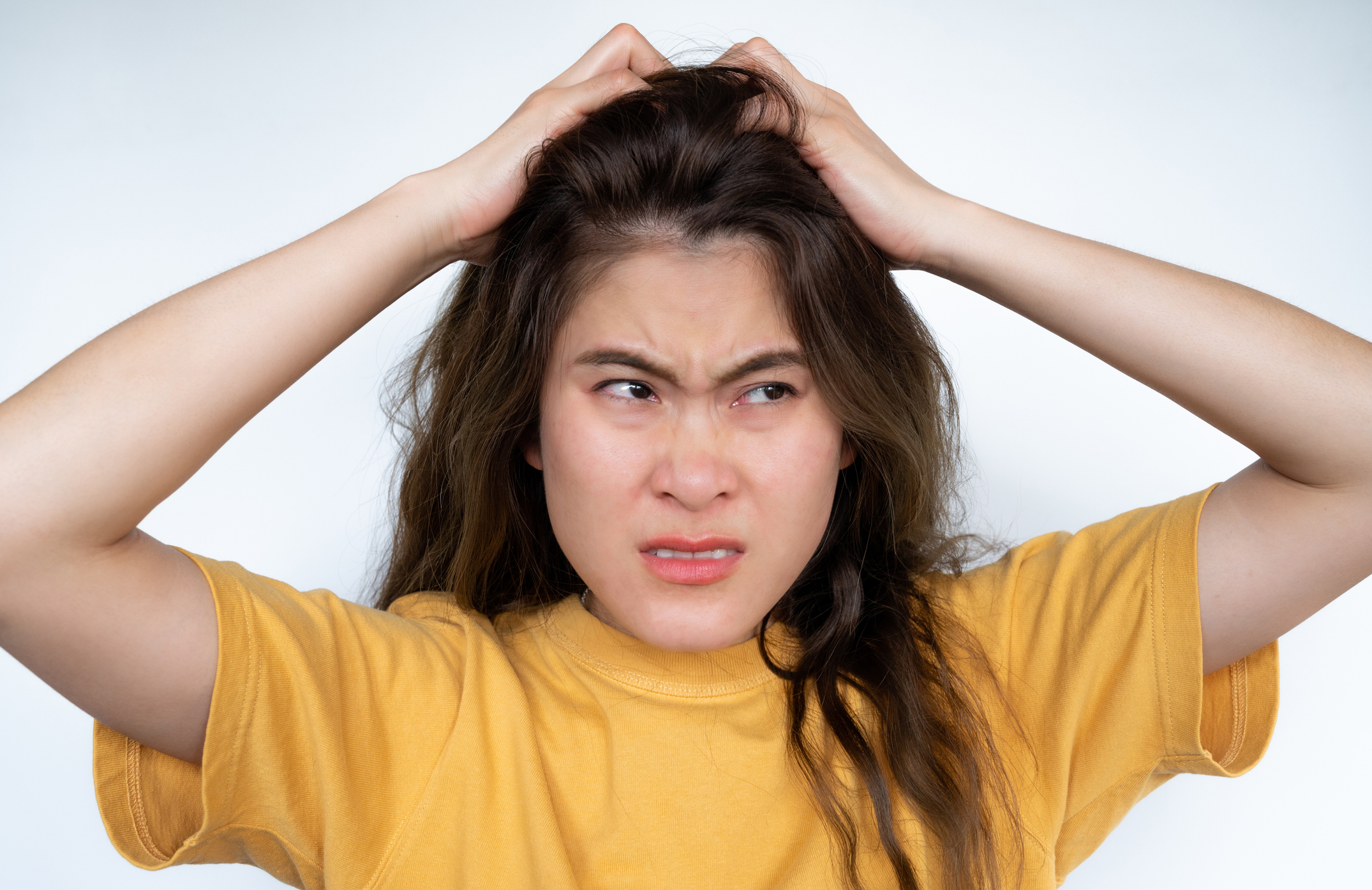 毛囊炎由毛囊受損或堵塞所引起,常因衣物摩擦或剃鬚誘發,大多情況下,受損的毛囊會感染金黃色葡萄球菌。