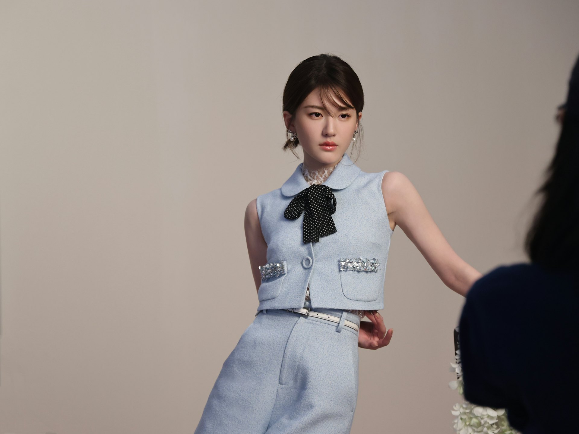 內地「甜寵女神」趙露思早前被爆患病,更被拍到癱坐輪椅上送院。