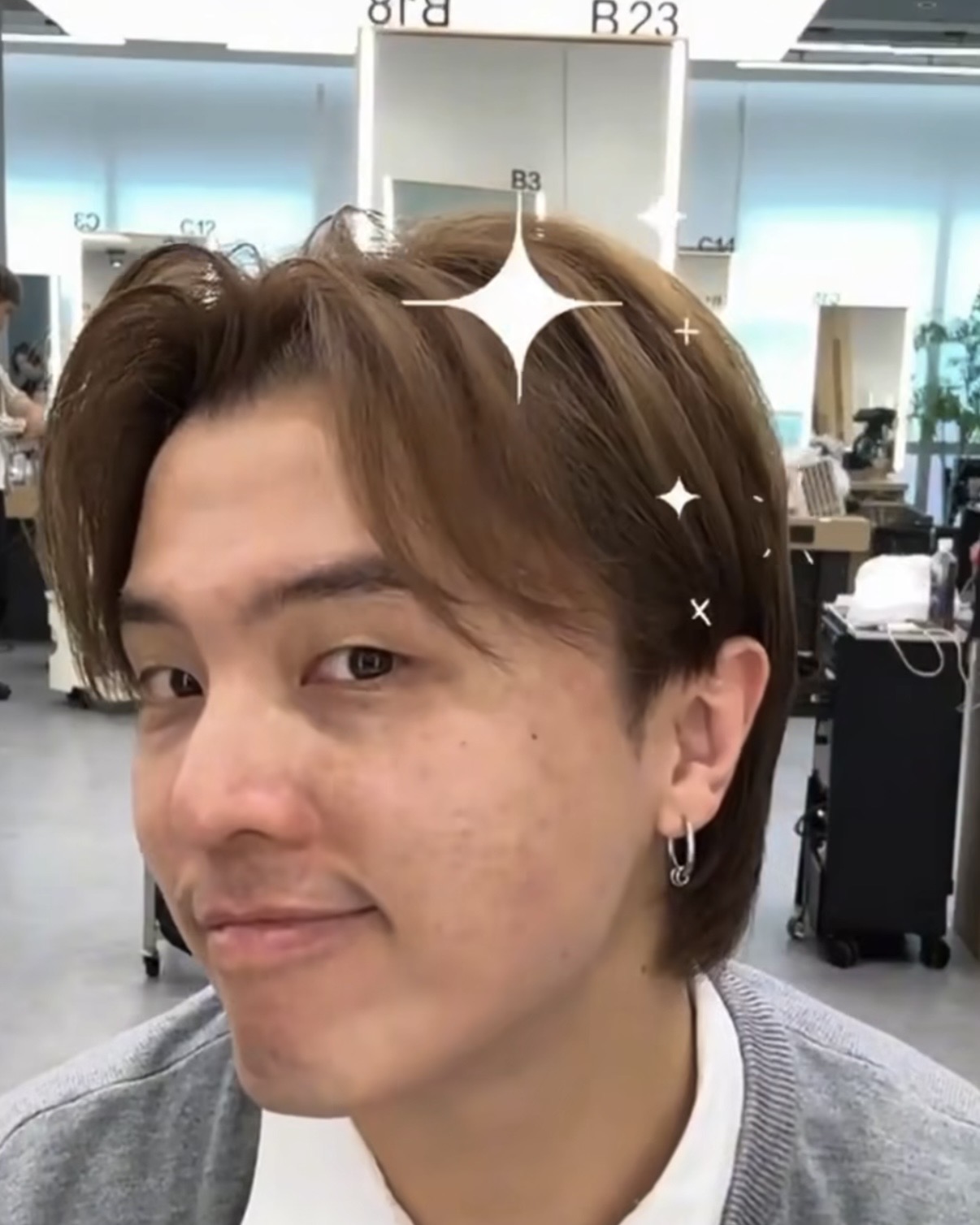 髮型師 Ricky 亦極力推薦此產品，認為是解決頭髮困擾的有效方法 。