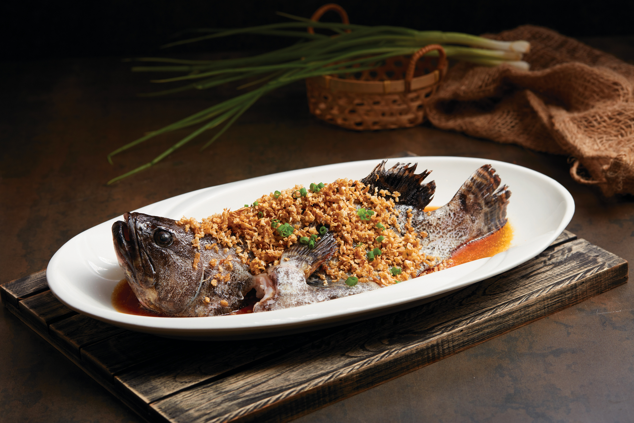 「魚」與「餘」諧音,故象徵著年年有餘的美好寓意。
